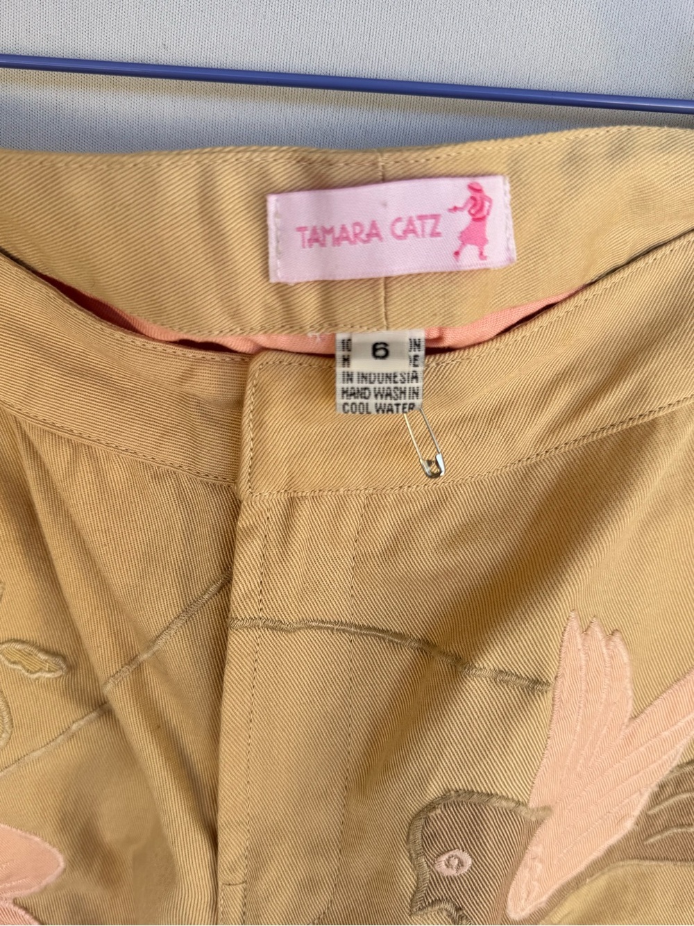 Tamara Catz Beige Pants with Tropical Pink Appliqué - Picture 2 of 8